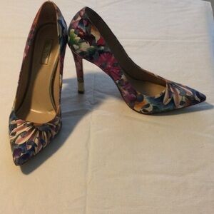 Woman’s Guess Shoes size 8 M beautiful color flower Design